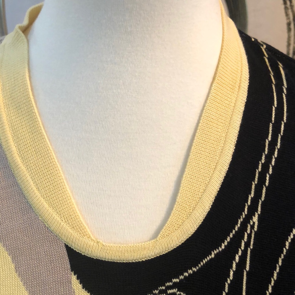 SZ M PALE YELLOW SLEEVELESS TOP WITH DESIGN.NWOT - Picture 4 of 5